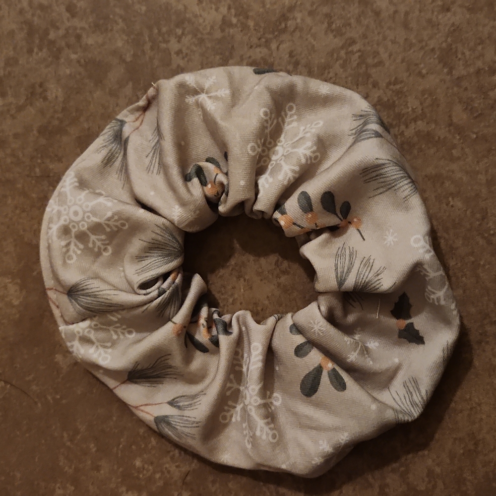 🐻  🌼 New Hair Scrunchie Christmas Mistletoe